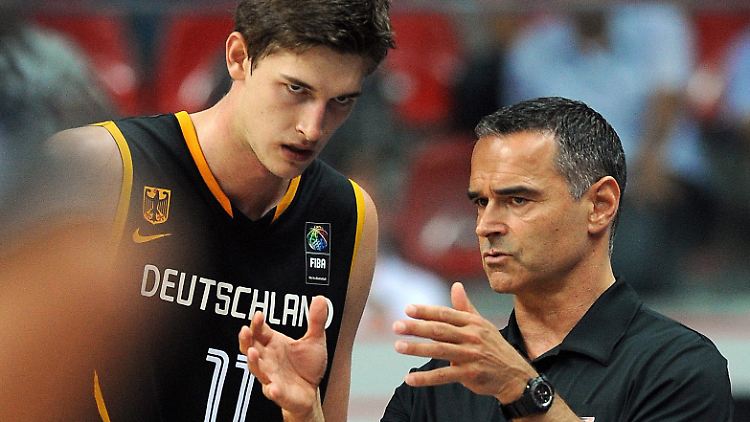 Center Tibor Pleiß bekommt von Bundestrainer Dirk Bauermann Anweisungen. Sie fruchteten offenbar.