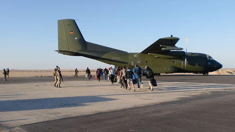 132 Europäer waren mit Transall-Maschinen der Bundeswehr aus Libyen ausgeflogen worden.