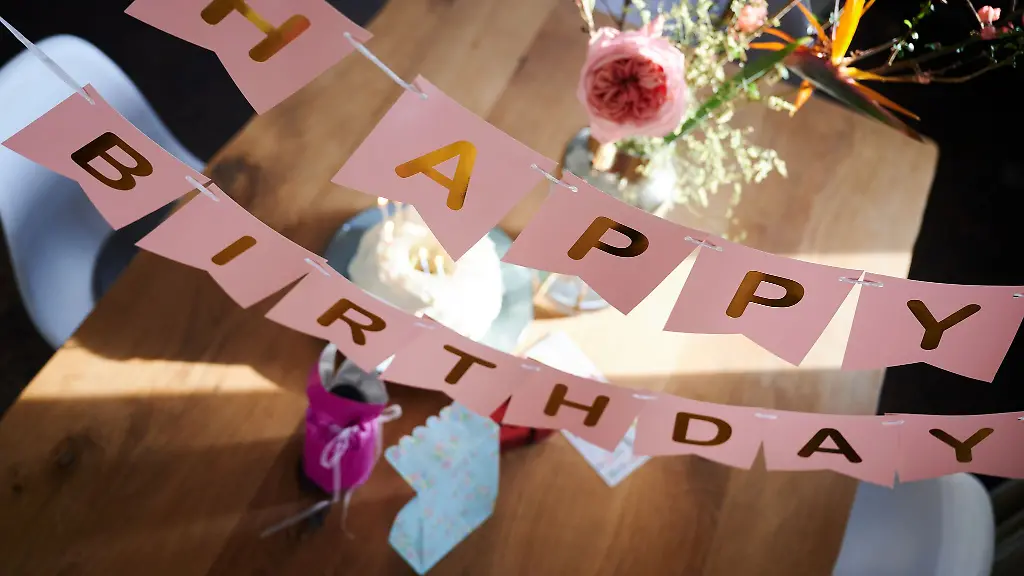 Ungebetene-Gaeste-zerstoeren-private-Geburtstagsparty-Symbolbild