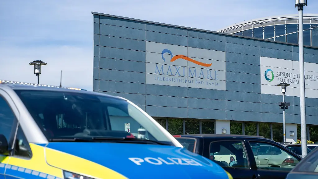 Die-Polizei-spricht-bei-dem-toedlichen-Vorfall-im-Schwimmbad-in-Hamm-von-einem-tragischen-Unglueck