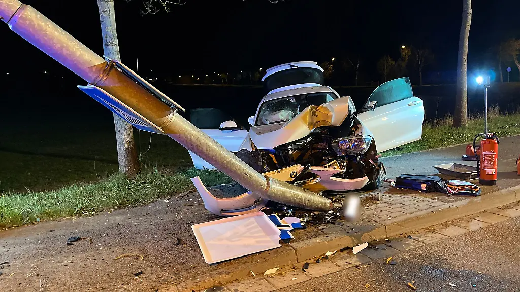 Mehrere-Menschen-sind-bei-einem-Unfall-im-Landkreis-Hildburghausen-verletzt-worden-darunter-eine-18-Jahre-alte-Frau