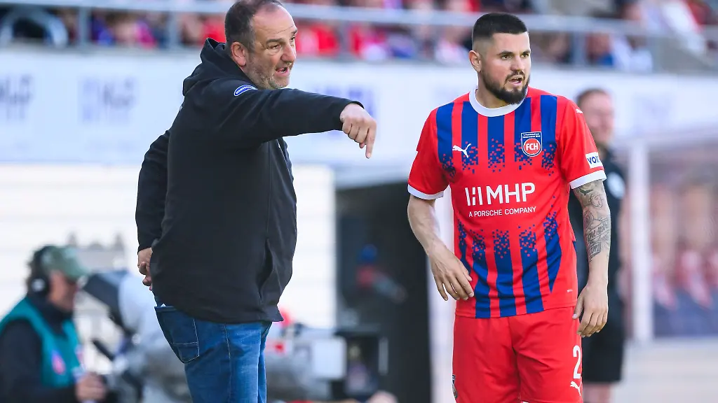 Trainer-Frank-Schmidt-l-und-seine-Heidenheimer-muessen-die-Klatsche-gegen-Bayern-schnell-verarbeiten