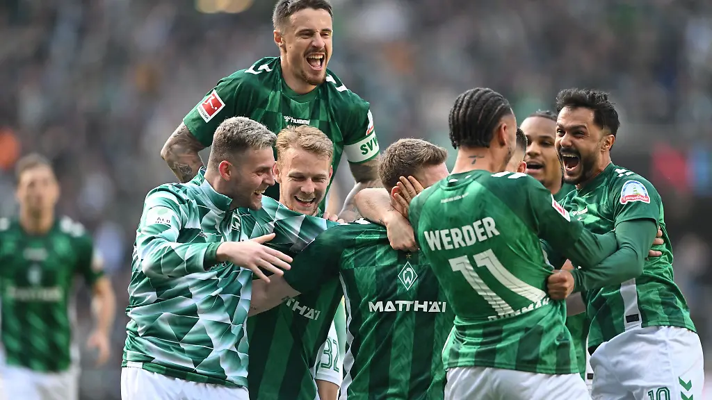 Werders-Marvin-Ducksch-Marco-Friedl-Marco-Gruell-Justin-Njinmah-Leonardo-Bittencourt-jubeln-mit-dem-Torschuetzen-zum-1-0-Mitchell-Weiser