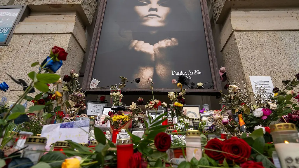 An-der-Gedenkstaette-fuer-AnNa-Saengerin-der-Band-Rosenstolz-liegen-Blumen-und-Kerzen