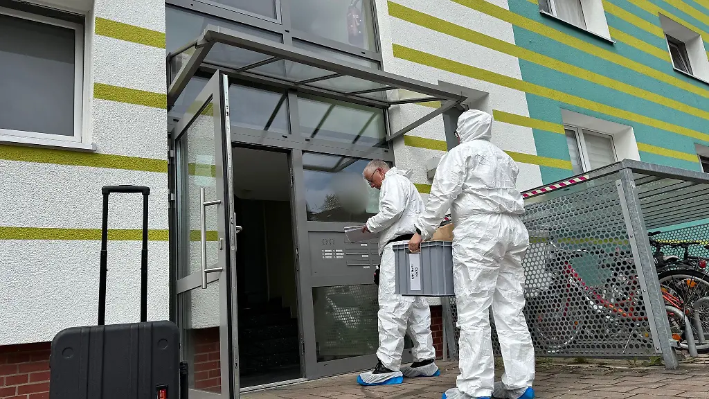 Einsatzkraefte-untersuchen-den-Tatort-an-dem-eine-43-Jaehrige-erstochen-wurde