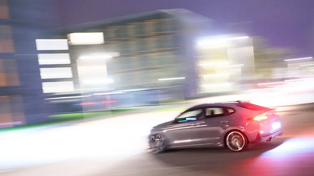 Mit-zahlreichen-Kraeften-und-einem-flexiblen-Einsatzkonzept-hat-die-Polizei-gezielt-nach-Posern-und-illegalem-Auto-Tuning-Ausschau-gehalten