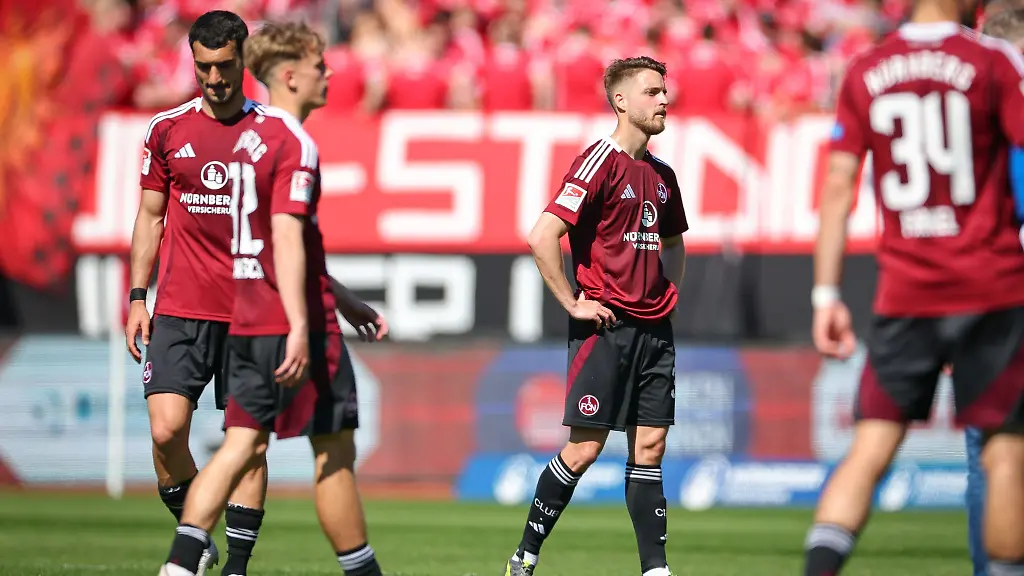 Enttaeuschung-beim-1-FC-Nuernberg-nach-der-Niederlage-gegen-Paderborn