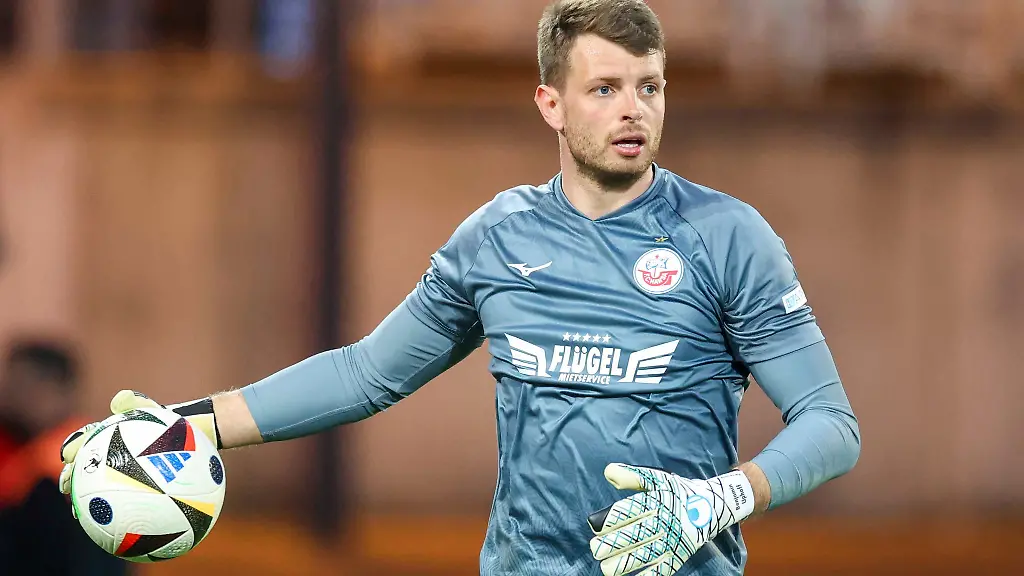 Rostocks-Torhueter-Benjamin-Uphoff-musste-verletzt-ausgewechselt-werden