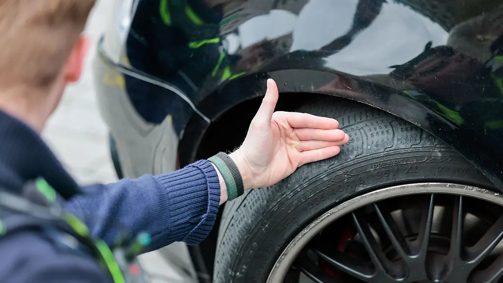 Rund-1-500-Tuning-Fans-haben-sich-am-Car-Freitag-in-Hamburg-versammelt-die-Polizei-sprach-von-einem-ruhigen-Verlauf-stellte-aber-mehrere-Tempo-und-Rotlichtverstoesse-fest