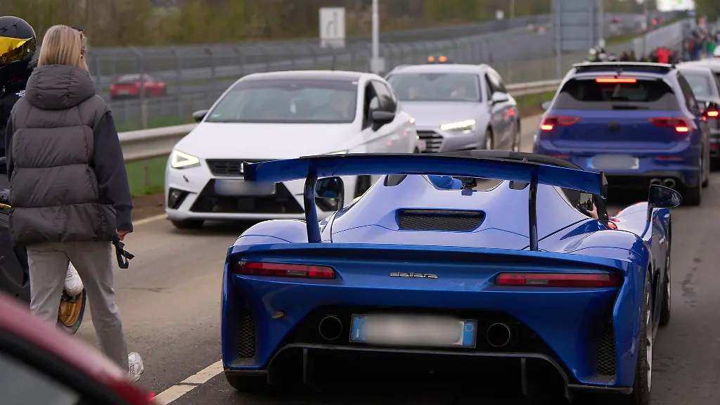 Autos-stecken-am-Car-Freitag-auf-dem-Weg-zur-Nordschleife-des-Nuerburgrings-im-Stau