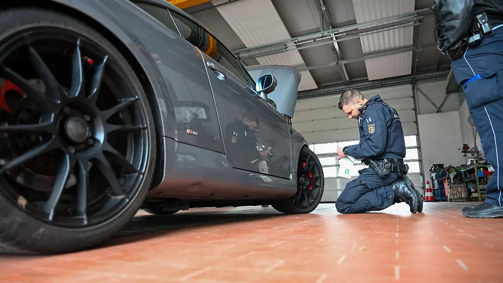 Es-wurden-insgesamt-ueber-360-Fahrzeuge-beanstandet