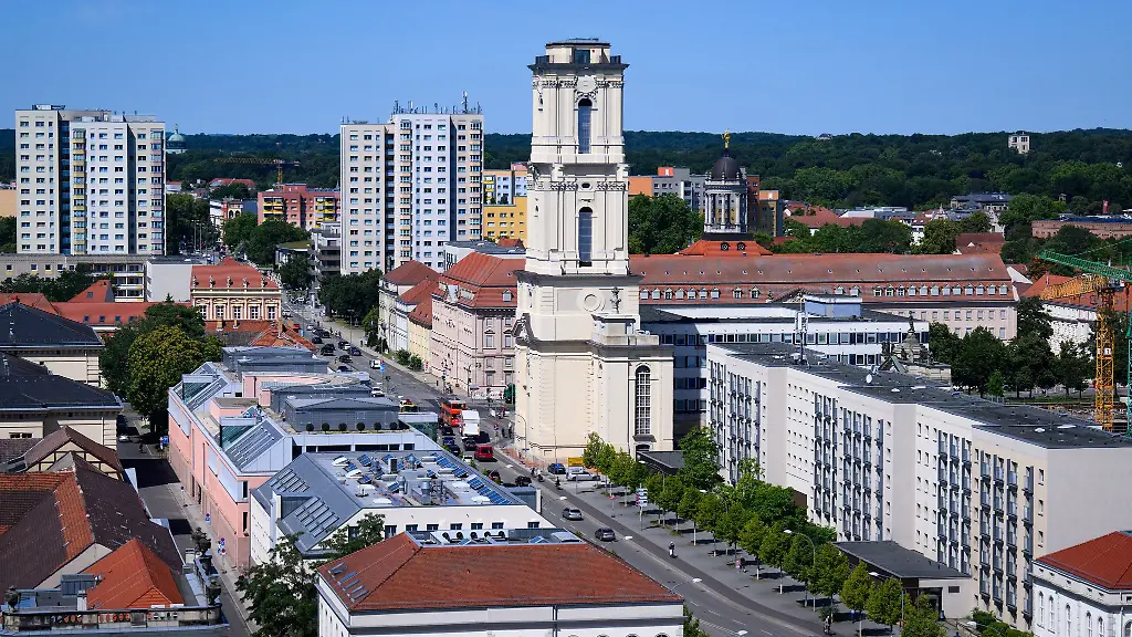 Der-wiederaufgebaute-Turm-der-Garnisonkirche-Potsdam-praegt-das-Stadtbild-der-brandenburgischen-Landeshauptstadt