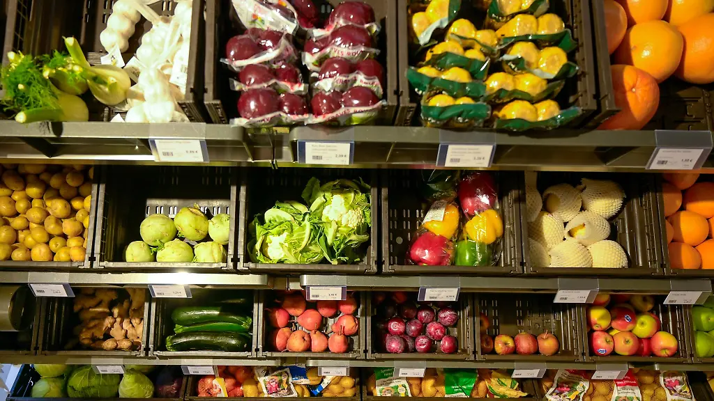 Obst-Gemuese-Backwaren-In-manch-laendlicher-Region-sind-24-Stunden-Laeden-die-einzigen-Nahversorger