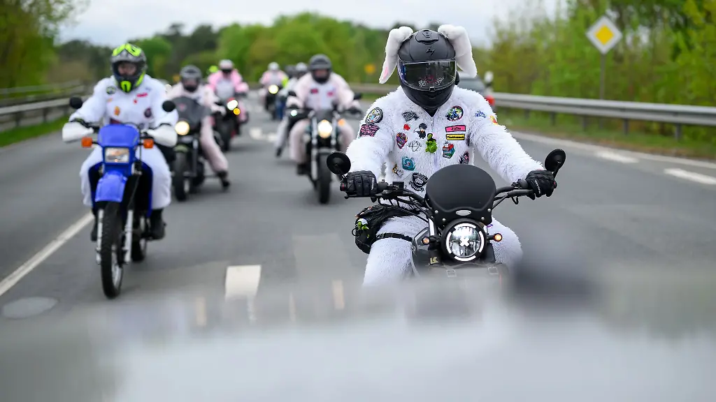 Mit-ihren-Hasenkostuemen-wollen-die-Motorradfahrer-Aufmerksamkeit-fuer-eine-Spendensammlung-bekommen