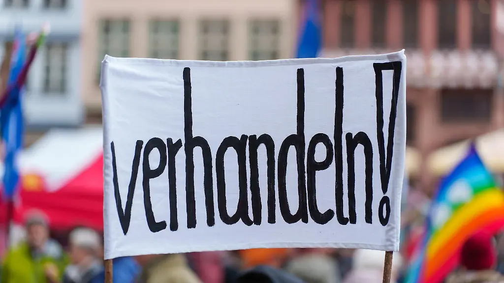 Bei-den-Ostermaerschen-fordern-Aktivisten-eine-Kehrtwende-in-der-deutschen-Aussen-und-Sicherheitspolitik