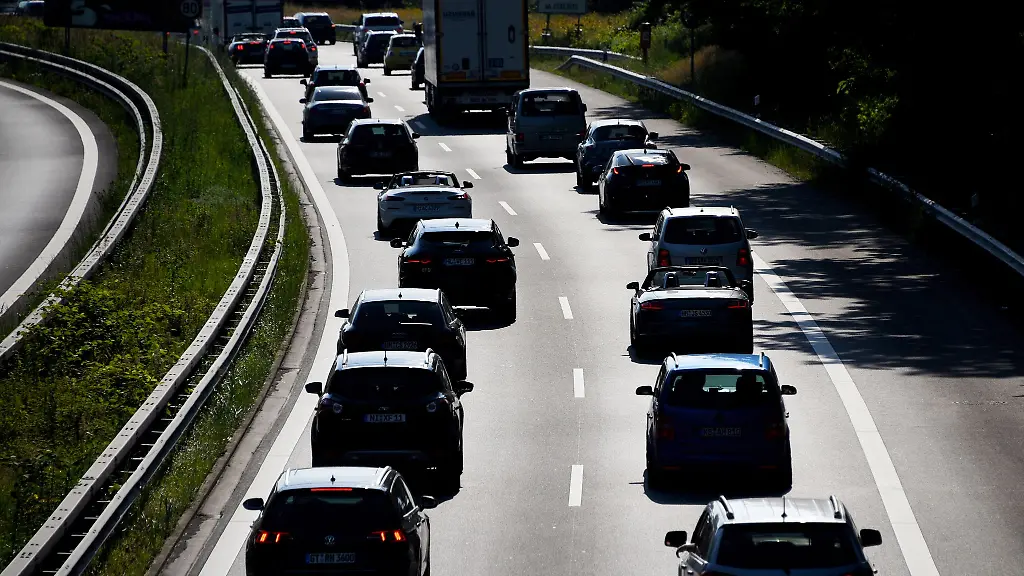 Gleich-fuenfmal-fuhren-Menschen-ins-Stauende