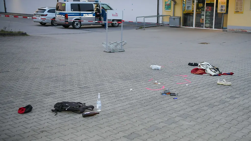 Zwei-Menschen-wurden-vor-einem-Supermarkt-mit-einem-Messer-angegriffen
