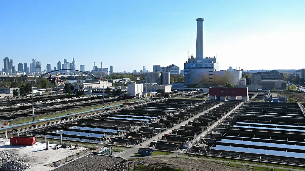 300-Millionen-Liter-Wasser-durchlaufen-pro-Tag-die-drei-Reinigungsstufen-der-Klaeranlage