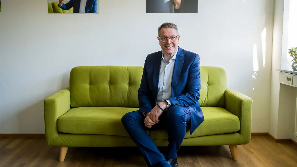 Ministerpraesident-Alexander-Schweitzer-SPD-will-Tempo-beim-Buerokratieabbau-in-Rheinland-Pfalz-machen