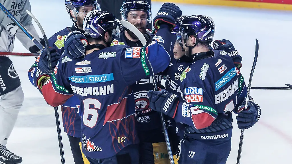Die-Eisbaeren-Berlin-jubeln-nach-dem-Tor-zum-2-1-im-ersten-DEL-Finale-gegen-die-Koelner-Haie