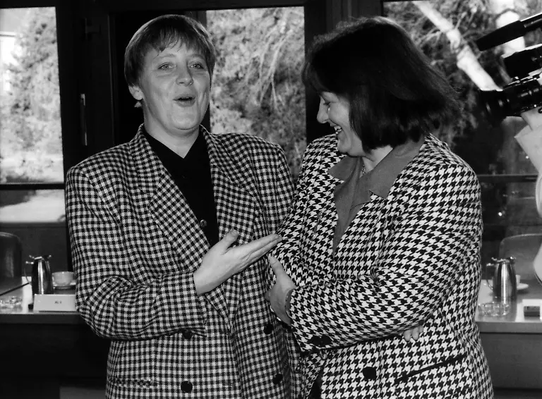 Angela-Merkel-und-Sabine-Leutheusser-Schnarrenberger-waren-in-den-90er-Jahren-Ministerinnen-unter-Kanzler-Helmut-Kohl