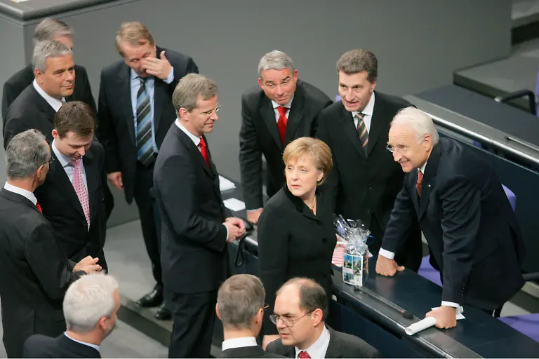 Angela-Merkel-umzingelt-von-Maennern