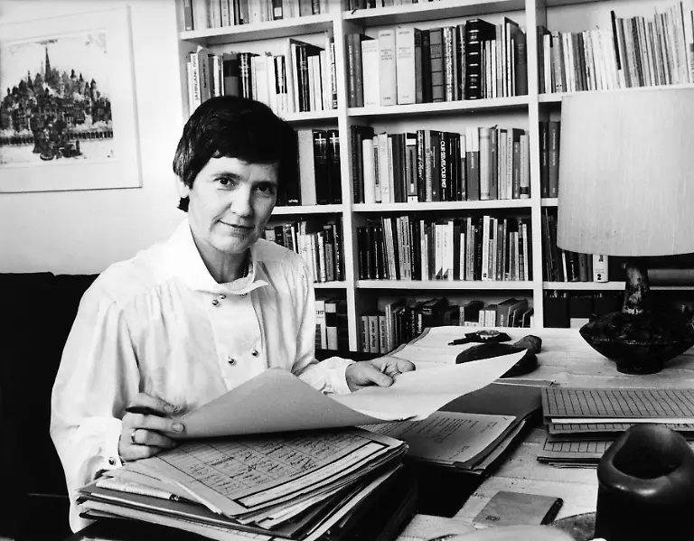 Rita-Suessmuth-Schreibtisch-zuvor-Universitaetsprofessorin