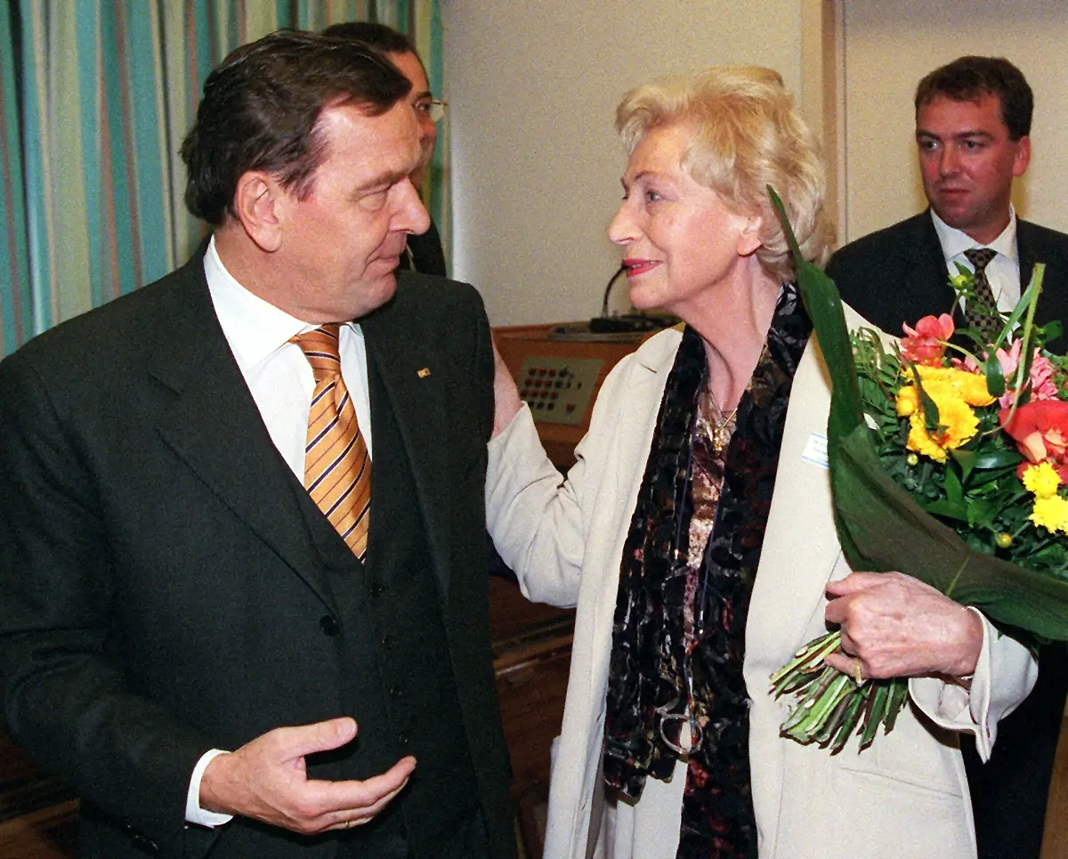Annemarie-Renger-Gerhard-Schroeder-2