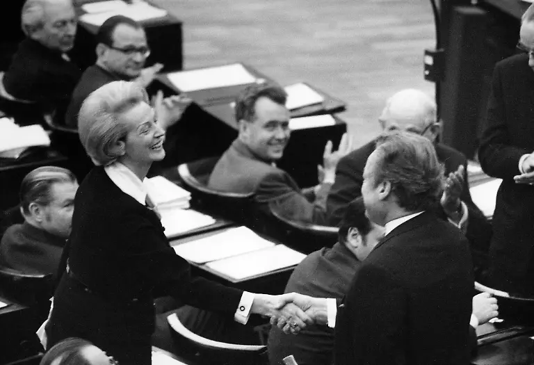 Annemarie-Renger-gewaehlt-Handshake