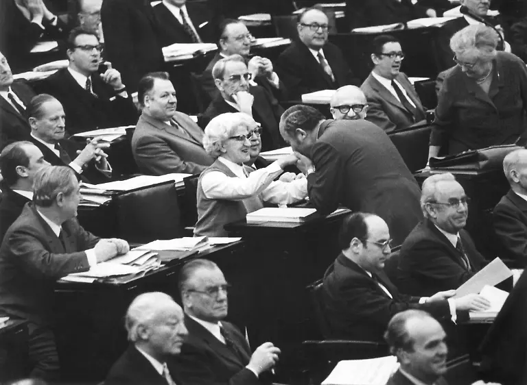 Aenne-Brauksiepe-Handkuss-Rainer-Barzel-Februar-1972