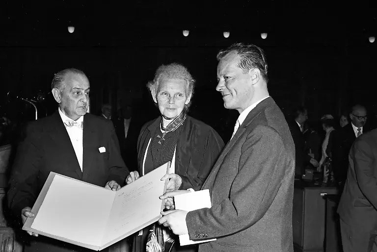 Marie-Elisabeth-Lueders-1957-Ehrenbuergerbrief-Willy-Brandt