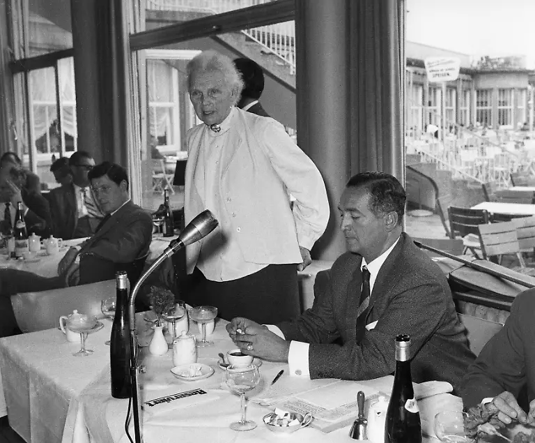 Marie-Elisabeth-Lueders-stehend-neben-FDP-Chef-Mende