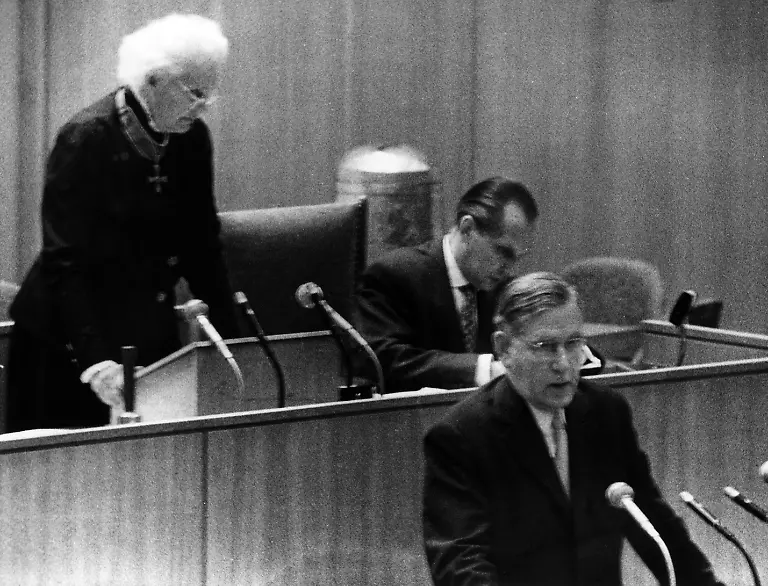 Marie-Elisabeth-Lueders-Alterspraesidentin-1957-vorne-Heinrich-Krone