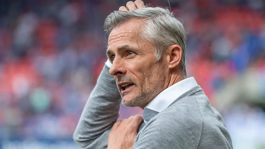 Raetselt-manchmal-ueber-die-Schalker-Leistungsschwankungen-Trainer-Kees-van-Wonderen