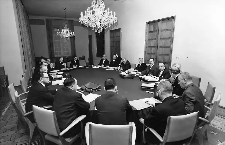 Elisabeth-Schwarzhaupt-Kabinettstisch