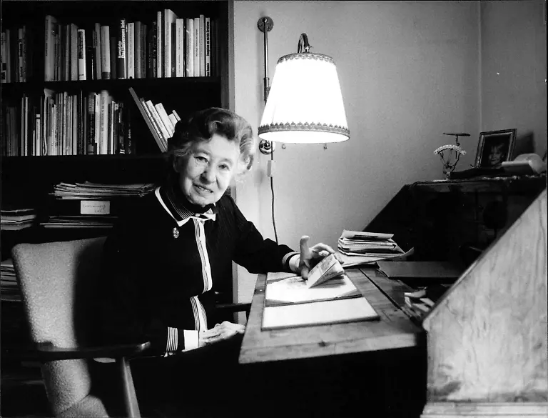 Elisabeth-Schwarzhaupt-in-ihrem-Haus-in-Frankfurt