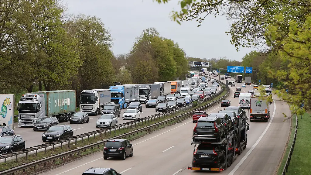 Am-Gruendonnerstag-brauchen-viele-Autofahrerinnen-und-Autofahrer-Geduld-auf-einigen-Autobahnen-ist-Stau