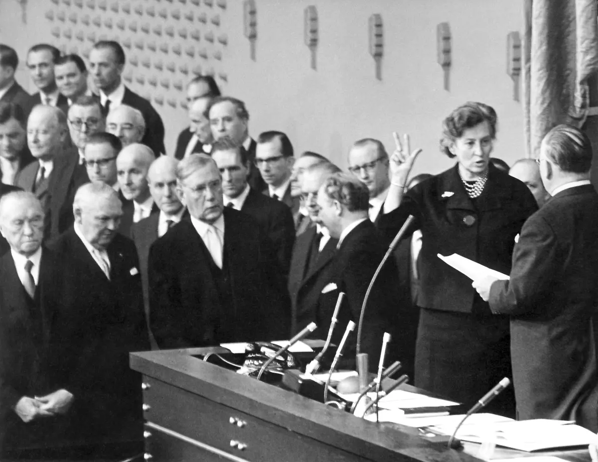 Elisabeth-Schwarzhaupt-Vereidigung-1961-querformat