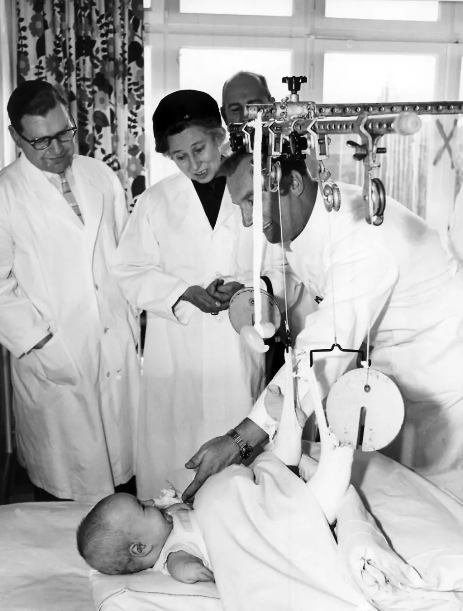 Elisabeth-Schwarzhaupt-Besuch-orthopaedische-Heil-und-Lehranstalt-Annastift-in-Hannover