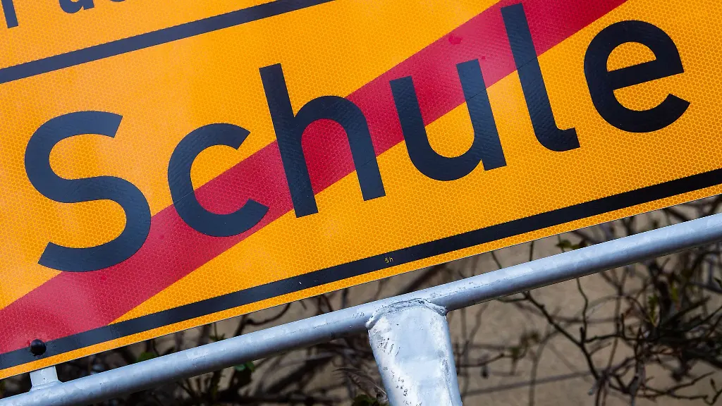 Ein-Schueler-wird-von-einer-Klassenfahrt-ausgeschlossen-weil-er-geschummelt-hat-Nun-entschied-ein-Gericht-anders