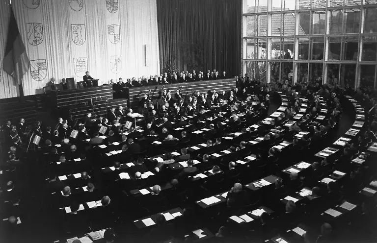 Bundestag-1949-konstituierende-Sitzung-Frauenanteil-6-8-Prozent