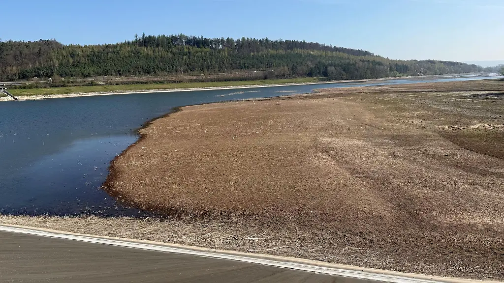 Ein-Teil-des-Kinzig-Stausees-bei-Bad-Soden-Salmuenster-Main-Kinzig-Kreis-liegt-derzeit-trocken