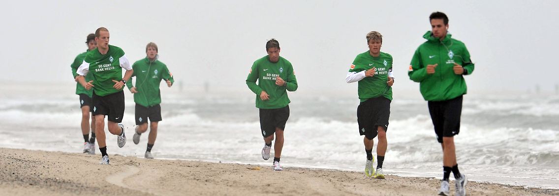 Lernt jetzt Verteidiger - und zwar am Strand: Bremens Martin Harnik, ganz rechts, auf Norderney.