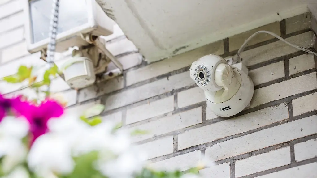 Taeuschend-echt-Auch-Kamera-Attrappen-koennen-rechtlich-problematisch-sein-wenn-sie-Dritte-verunsichern