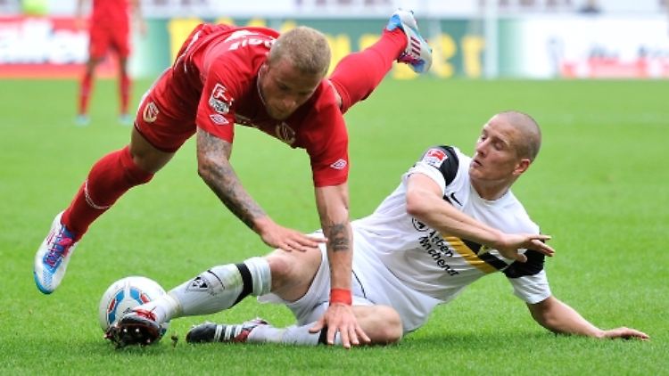 Der Aachener Bas Sibum (r.) und der Cottbuser Daniel Adlung kämpfen um den Ball.