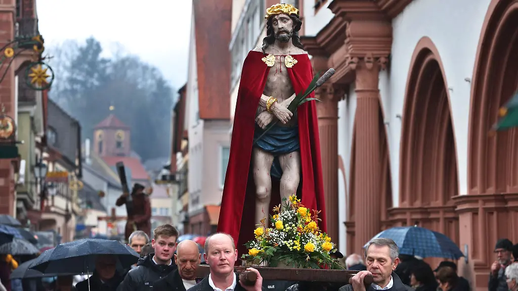Die-Karfreitagsprozession-in-Lohr-am-Main