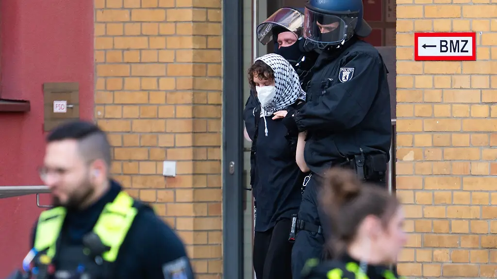 Die-Raeumung-des-besetzten-Hoersaales-war-am-fruehen-Abend-in-vollem-Gange