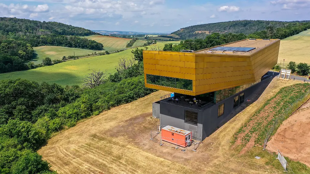 Besucher-koennen-auf-der-Sonderausstellung-hautnah-2-000-Jahre-Modegeschichte-erleben