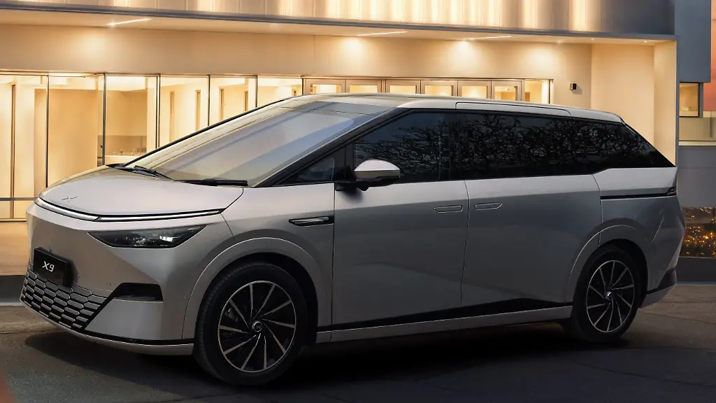 Xpeng-X9-2