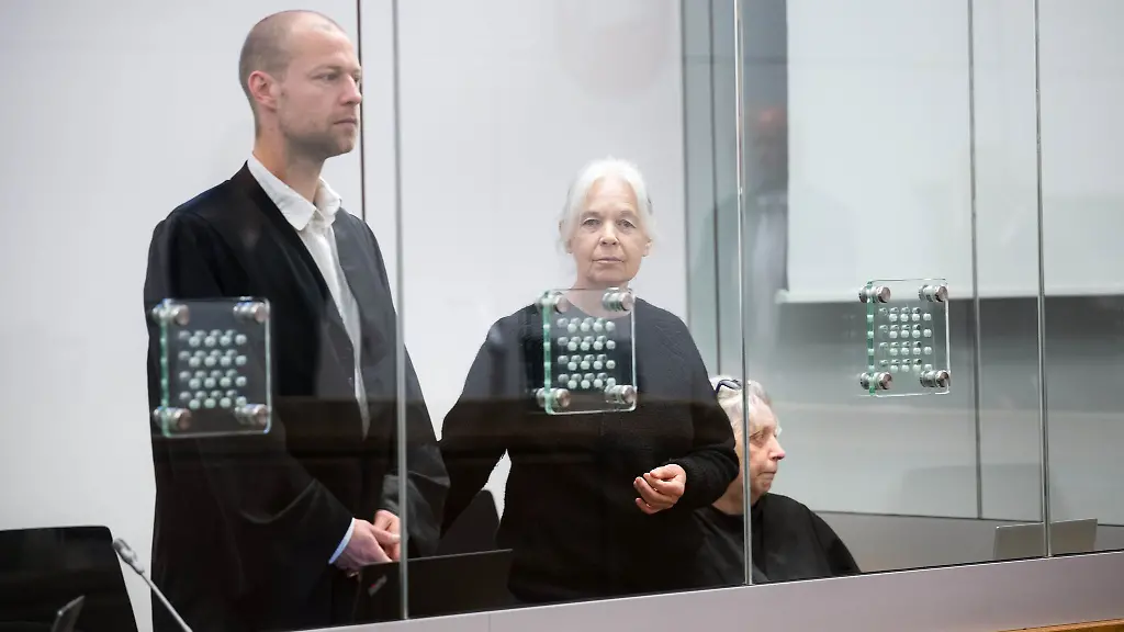 Die-Staatsanwaltschaft-Verden-wirft-der-frueheren-RAF-Terroristin-Daniela-Klette-versuchten-Mord-vor-Gemeinsam-mit-ihrem-Verteidiger-Lukas-Theune-weist-sie-diesen-Vorwurf-entschieden-zurueck